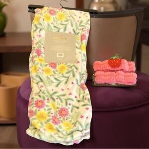 🍓 Strawberry Spa & Floral Velvety Throw Set 🌸